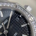 Audemars Piguet Royal Oak Watch for Men - Black & Silver. - Image 4