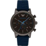 "ساعة امبوريو ارماني لويجي AR11023 كرونوغراف للرجال، بمينا سوداء وسوار من المطاط باللون الأزرق."