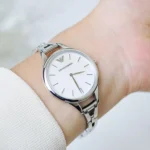 ⁦ساعة امبوريو ارماني للسيدات AR11054 - مينا من عرق اللؤلؤ الأبيض⁩ - الصورة ⁦8⁩