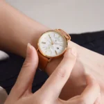 ⁦ساعة تومي هيلفيغر للنساء 1782073، مينا بيضاء وسوار جلد بني⁩ - الصورة ⁦7⁩