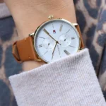 ⁦ساعة تومي هيلفيغر للنساء 1782073، مينا بيضاء وسوار جلد بني⁩ - الصورة ⁦8⁩