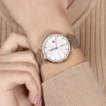 ⁦ساعة تومي هيلفيغر للنساء 1782125، مينا فضية⁩ - الصورة ⁦8⁩