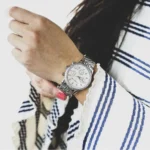 ⁦ساعة مايكل كورس حريمي MK5020 "ريتز" (Ritz)، ميناء فضي مضيء.⁩ - الصورة ⁦9⁩