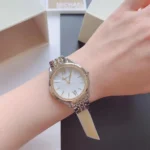 ⁦ساعة مايكل كورس حريمي MK7084 "ميندي"بلون فضي.⁩ - الصورة ⁦4⁩