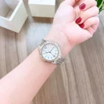 ⁦ساعة مايكل كورس حريمي MK7084 "ميندي"بلون فضي.⁩ - الصورة ⁦5⁩