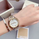 ⁦ساعة مايكل كورس حريمي MK7084 "ميندي"بلون فضي.⁩ - الصورة ⁦6⁩