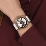 ⁦ساعة مايكل كورس حريمي MK7141 "جانيل"بلون أبيض.⁩ - الصورة ⁦8⁩