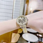 ⁦ساعة مايكل كورس حريمي MK7199 "برين" (Brynn)، بلون ذهبي أحادي.⁩ - الصورة ⁦4⁩