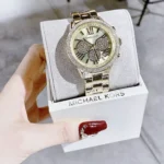 ⁦ساعة مايكل كورس حريمي MK7199 "برين" (Brynn)، بلون ذهبي أحادي.⁩ - الصورة ⁦9⁩