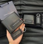 ⁦طقم هدايا تومي هيلفيغر رجالي: محفظة جلد وميدالية.⁩ - الصورة ⁦4⁩