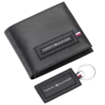 ⁦طقم هدايا تومي هيلفيغر رجالي: محفظة جلد وميدالية.⁩ - الصورة ⁦3⁩