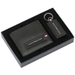 طقم هدايا تومي هيلفيغر رجالي في صندوق، محفظة جلدية سوداء بقطعة شعار بارزة، ميدالية مفاتيح جلدية بحلقة معدنية، صندوق هدايا رسمي.