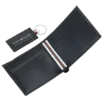 ⁦طقم هدايا تومي هيلفيغر رجالي: محفظة جلد وميدالية.⁩ - الصورة ⁦2⁩