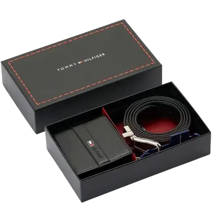 طقم هدايا تومي هيلفيغر رجالي في صندوق، محفظة جلدية سوداء بشعار الماركة، حزام جلد ذو وجهين (أسود وبني)، إبزيم معدني، خياطة بيضاء متباينة.