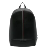 شنطة تومي هيلفيغر: شنطة ظهر TH جلد طبيعي أسود بشريط التوقيع ومقاس واسع 43.5 × 30.5 سم.