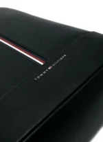 ⁦شنطة ظهر تومي هيلفيغر: جلد طبيعي أسود فاخر.⁩ - الصورة ⁦2⁩