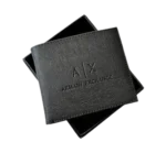 محفظة رجالية أرماني إكسشينج AX، محفظة بفتحتين باللون الأسود بنقشة سافيانو، لوجو A|X بارز في المنتصف، مع صندوق هدايا رسمي.