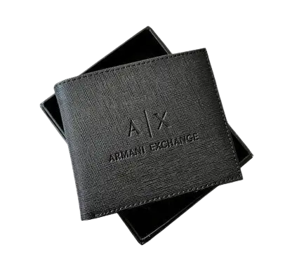 محفظة رجالية أرماني إكسشينج AX، محفظة بفتحتين باللون الأسود بنقشة سافيانو، لوجو A|X بارز في المنتصف، مع صندوق هدايا رسمي.