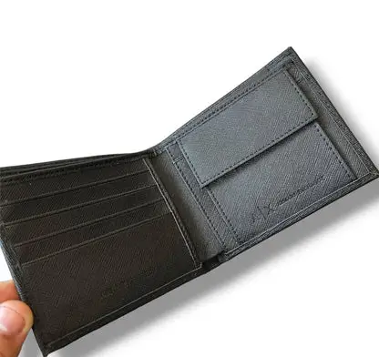 محفظة رجالية أرماني إكسشينج AX، محفظة بفتحتين باللون الأسود بنقشة سافيانو، لوجو A|X بارز في المنتصف، مع صندوق هدايا رسمي.