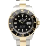 ساعة رولكس سي دويلَّر الأسطورية مرجع 126603 بالذهب والفولاذ، تبرز المينا الأسود والإطار السيراميكي 43 مم."
