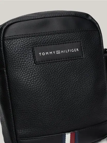 "5 Incredible close-up angles of the Legendary Tommy Hilfiger Bag Business Crossover in black genuine leather, featuring the executive 6 cm depth and polished hardware."