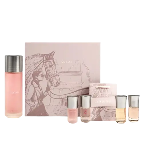 لقطة مذهلة لعلبة مجموعة أروقيت بينك الأيقونية التي تبرز رسومات تعبيرية للمرأة والخيل بلمسات وردية ناعمة."