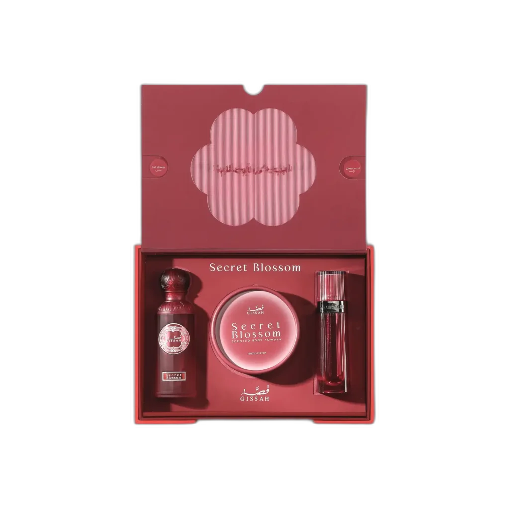 "عرض أيقوني لعلبة مجموعة سيكريت بلوسوم من قصة المفتوحة، يبرز التنسيق الـ مذهل للقطع الفاخرة الثلاث."