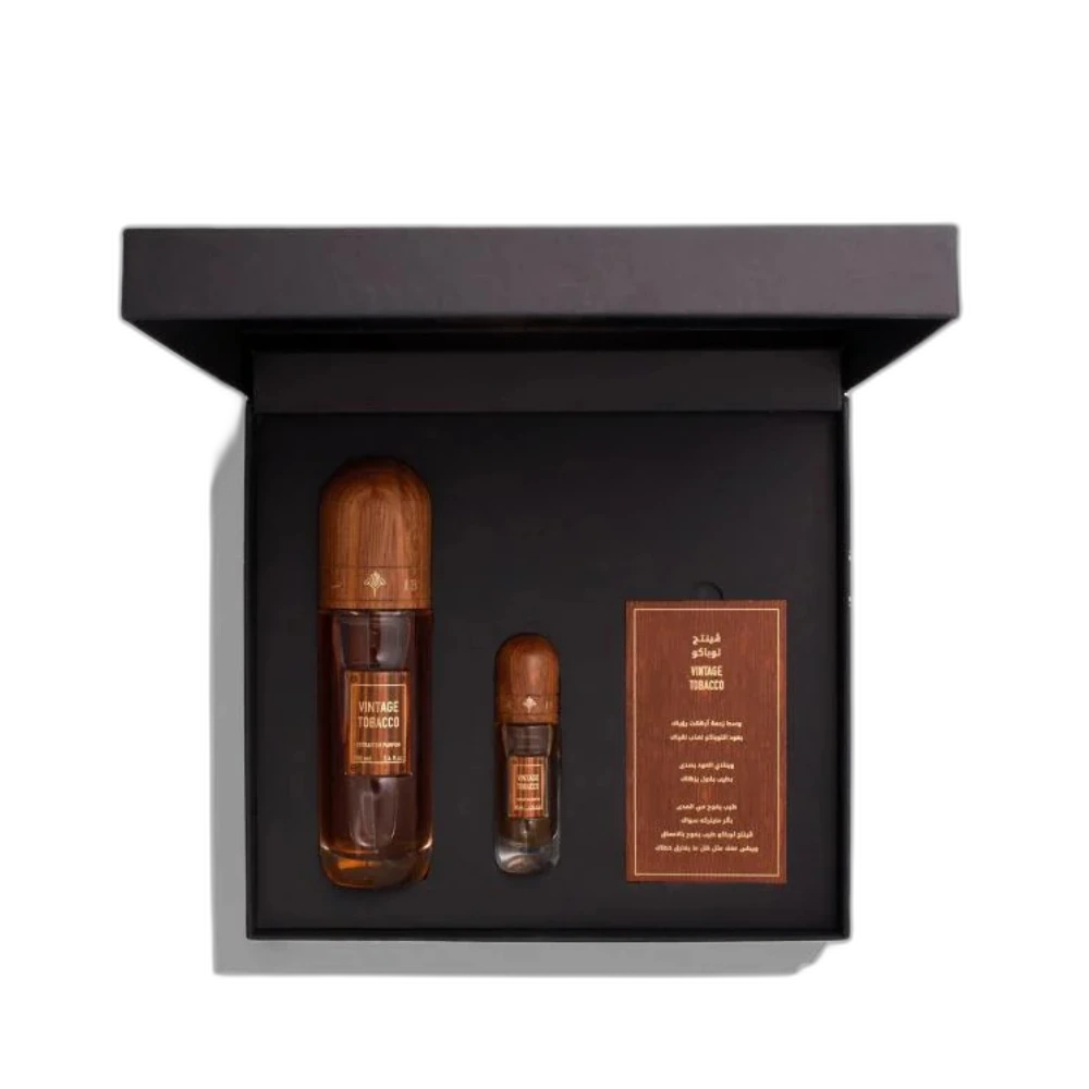 علبة التغليف الـ مذهلة باللونين الأسود والذهبي لعطر فينتج توباكو من مجموعة إبراق، تمثل الفخامة الـ أيقونية."